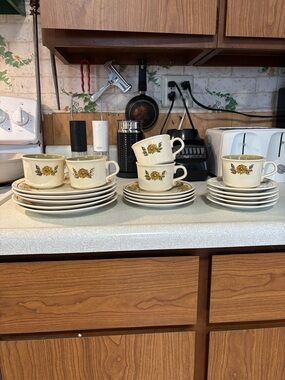 Vintage Taylor Smith & Taylor Daisy Wreath Green Dish Set (1970s)